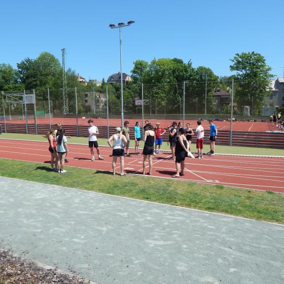 Celý první den zakončily třídní štafety osmých a devátých tříd na 4x60m.