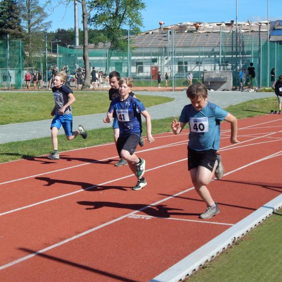 Tentokrát se pozice obrátily, mladší žáci plnili atletické disciplíny a starší hráli turnaj v míčových  hrách.