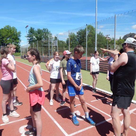 Start úplně nejposlednější disciplíny sportovních dnů, štafeta 4 x 60m šestých tříd.