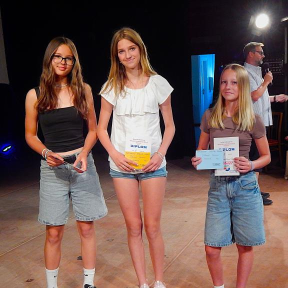 Děvčata sedmý ročník: J. Filipová, A. Pešková, A. Bednaříková