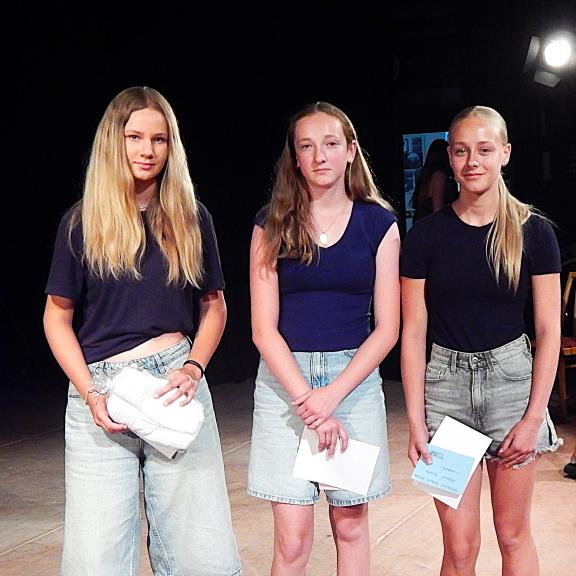 Děvčata osmé třídy: H. Špringrová, V. Lelková, V. Dostálová
