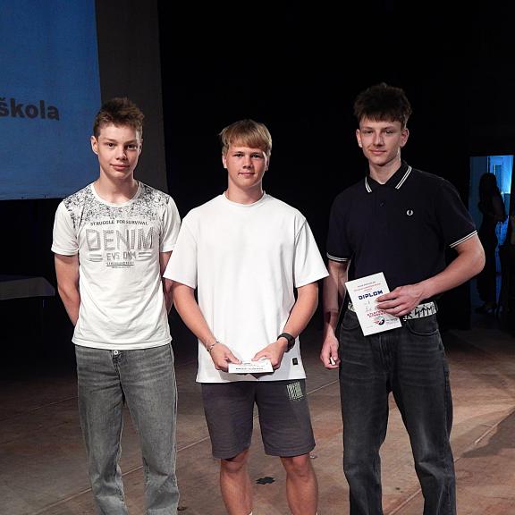 Chlapci deváté třídy: M. Bernard, M. Savkanič, O. Žid