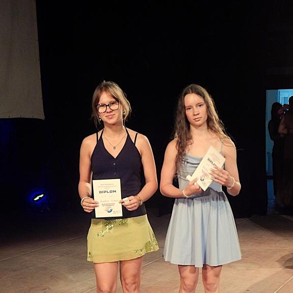 Děvčata deváté třídy: B. Lukášková, S. Strnadová (byla na olympiádě mládeže - volejbal) M. Lazoková